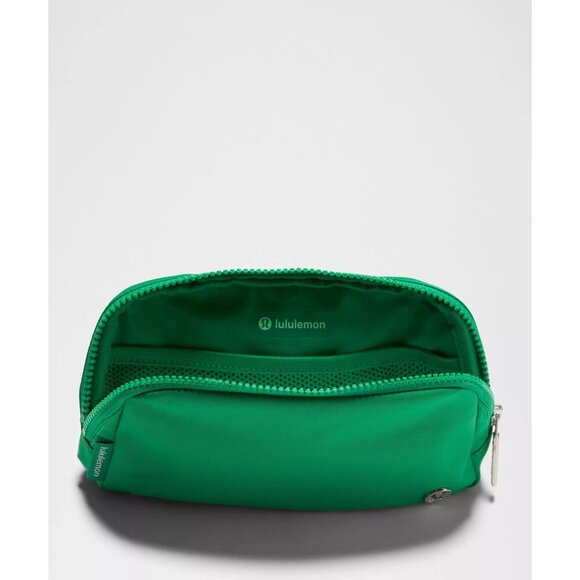 Everywhere Belt Bag 1L - Raceway Green - Picture 4 of 5